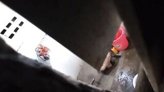 Hai mẹ con tắm chung