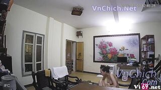 Hack camera e gái khoả thân thủ dâm móc lồn bôi sàn nhà