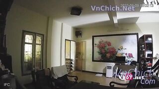Hack camera e gái khoả thân thủ dâm móc lồn bôi sàn nhà