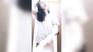 Em Học Sinh Đeo Kính Vào Tolet Show Hàng Nhảy Nhót
