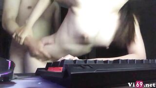 Đang ngồi làm việc thì em cởi đồ làm luôn một nháy trên bàn 2