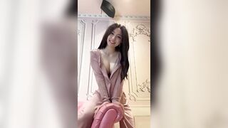 nhỏ damdang~ hết chà bím vô sofa, tới concu giả trong phòng ngủ!!!