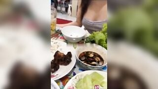 Nhậu say phát đè luôn con vợ ra địt tới tấp xuất cả tinh lên bàn