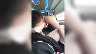 Cặp đôi địt nhau trên xe giường nằm nhưng ko đóng cửa sổ và cái kết