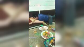 rủ vợ chồng hàng xóm đi karaoke và cái kết bú lồn luôn vợ bạn