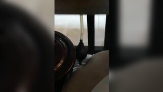 kệ 2 đứa nhỏ đang coi điện thoại, bà vợ vẫn buscu chồng, lén lút kiểu nì ta nói nó đã