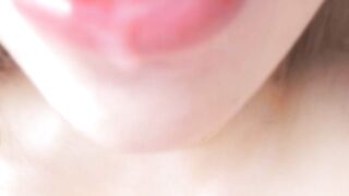 Em gái mới lớn ở nhà một mình nứng lồn quá Móc lồn Thủ dâm sướng quá ra nước khắp sàn