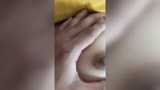 Lén bóp vú con bạn thân trong lớp học thêm suýt bị phát hiện