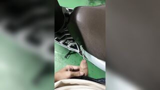 Tiểu lên xe người lạ