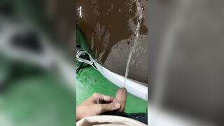 Tiểu lên xe người lạ