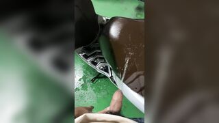 Tiểu lên xe người lạ