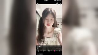 Gái xinh show vú