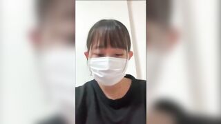 Đang bán bao ca su, e gái cởi đồ lấy sex toy thử bao ca su trên live luôn