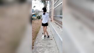 E học sinh lén bơm sữa vào đít xong ra đường bắn ra oto người lạ