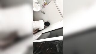 E gái say rượu bị thg chủ quán đi theo vào WC hiếp dâm xuất tinh đầy mặt