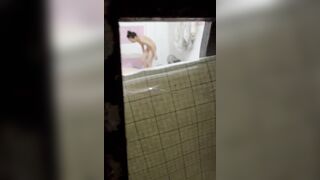 Quay trộm e gái bên cạnh phòng trọ tắm 😋😋