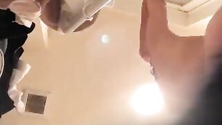 Quay lén con e họ đi tắm bị nó đái vào camera lồn hồng khít