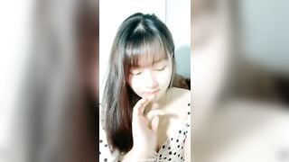 Gái teen trắng xinh đang cho con bú, muốn bú sữa vú hay sữa lồn của em HD