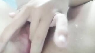 Em Bảo Ngọc 209 trốn ba mẹ vào nhà tắm  thủ dâm cho người yêu xem