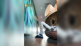 Em gái banh lồn ra giữa trung tâm siêu thị thủ dâm