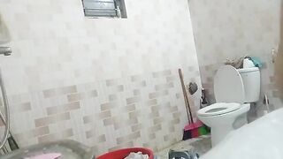 Quay lén chị họ tắm