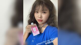 bà dì loạn luân đã quan hệ tình dục cuồng nhiệt trong phòng khách giữa đêm khuya