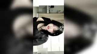 "Đâu cần tiêu đề, bởi nội dung là chính Em"