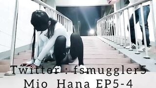 Học sinh hàn Quốc đang nhấp toy ở cầu thang bị người lạ phát hiện