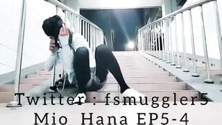 Học sinh hàn Quốc đang nhấp toy ở cầu thang bị người lạ phát hiện