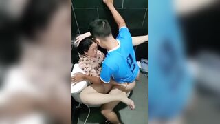 Sinh nhật người yêu nhưng lại dẫn mẹ ny vào wc để địt, cậu con rể biến thái