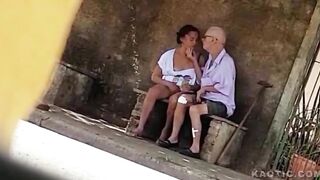 Quay lén lão già mua dâm gái trẻ trên đường phố