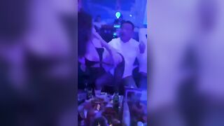 Tò mò về TAY VỊN ở quán karaoke như thế nào? Coi đi để mà biết, mí bé mới lớn à!