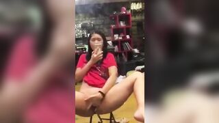 Em gái mới lớn thủ dâm trước gương như này nứng quá