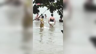 Đúng là gần thiên nhiên thì thư giãn quay lén các anh chị tắm sông cũng nhau hồn nhêá
