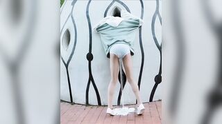 E gái bị kẹt đầu trong lỗ sex toy rung quá làm sữa chảy tung toé