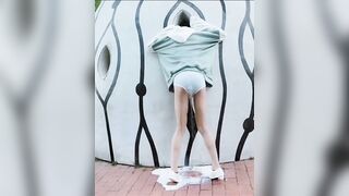E gái bị kẹt đầu trong lỗ sex toy rung quá làm sữa chảy tung toé