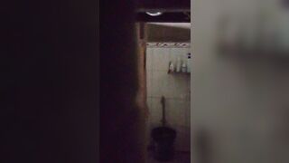 Quay lén con em gái dáng ngon tắm rửa lồn p3