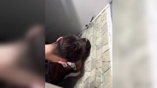 Địt em học sinh trong wc quán nước nhờ bạn quay lại video