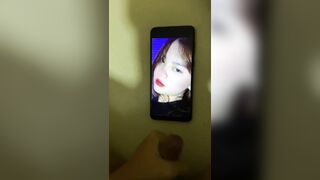 Xuất tinh lên ảnh em gái 2k3