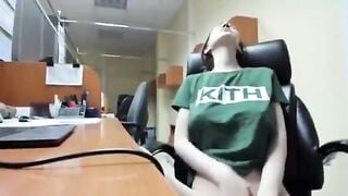 Vừa lm việc xong đg lén thủ dâm thì bị thg sếp phát hiện