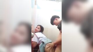 đụ em học sinh trong nhà vệ sinh