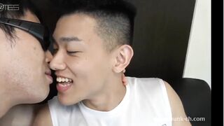 Hai anh trai đẹp nút lưỡi nhau say đắm