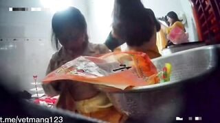 Thằng ngu nào để bịch bánh ở đó vậy