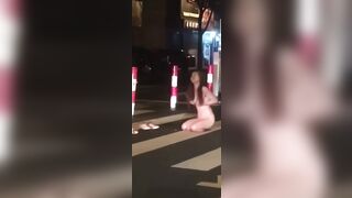 Con Khùng! Khỏa Thân Làm Trò Giữa Đường!!!!!