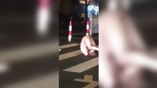 Con Khùng! Khỏa Thân Làm Trò Giữa Đường!!!!!