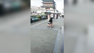 Trung Quốc: Vệ Sinh Cá Nhân Thì Về Nhà! Giữa Thanh Thiên Bạch Nhật Đi Đại Tiện!