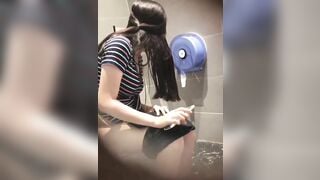 Quay lén học sinh trong nhà vệ sinh