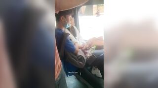 Clip Mò Vú Người Yêu Trên Xe Buýt Công Cộng Bị Quay Lại