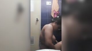 Baby chubby nứng lồn vừa tắm vừa call video thủ dâm P1