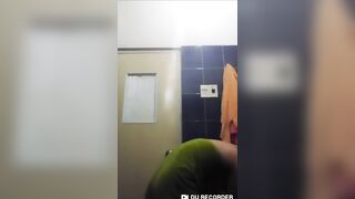 Baby chubby nứng lồn vừa tắm vừa call video thủ dâm P2